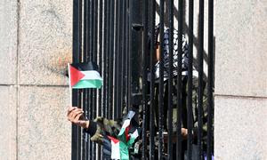 Manifestantes frente a la Universidad de Columbia, en Nueva York, protestan contra la embestida militar israelí en Gaza.