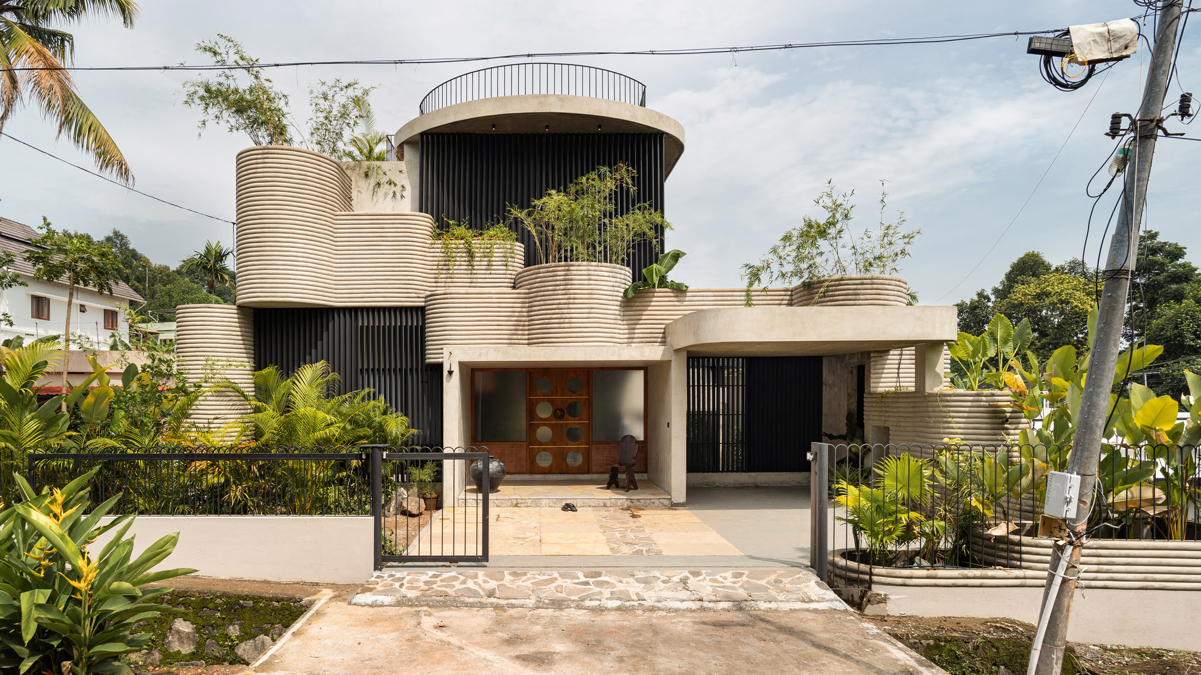 TropiBox es una vivienda diseñada por el estudio local Tropical Architecture Bureau (TAB) en Kochi (la India).