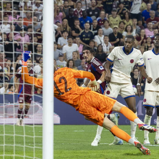 epa11572271 Servette's forward Enzo Crivelli, 2nd left, scores the 2:1 against Chelsea's goalkeeper Filip Jorgensen, past Chelsea's defender Tosin Adarabioyo, 2nd right, and Chelsea's defender Benoit Badiashile, right, during the UEFA Conference League play-offs round second leg soccer match between Switzerland's Servette FC and England's Chelsea FC, at the Stade de Geneve stadium, in Geneva, Switzerland, 29 August 2024. EPA/SALVATORE DI NOLFI