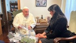 Il Papa con una copia del libro 