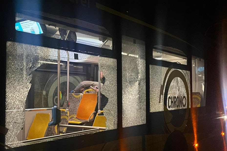 VIDÉO. 'On ne va pas conduire avec des casques et des gilets pare-balles' : un bus visé par des tirs d'arme à feu à Grenoble, les conducteurs sous le choc
