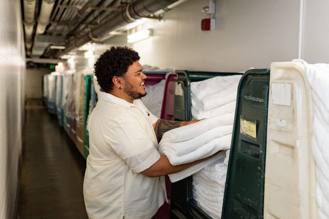 El departamento de limpieza del Four Seasons Resort Oahu en Ko Olina envía su enorme cantidad de ropa de cama a un servicio de lavado externo.