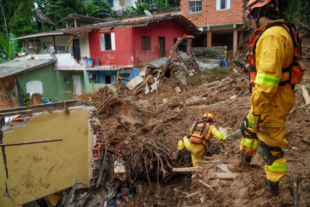 Deslizamento de terra em São Sebastião, SP, após forte chuva