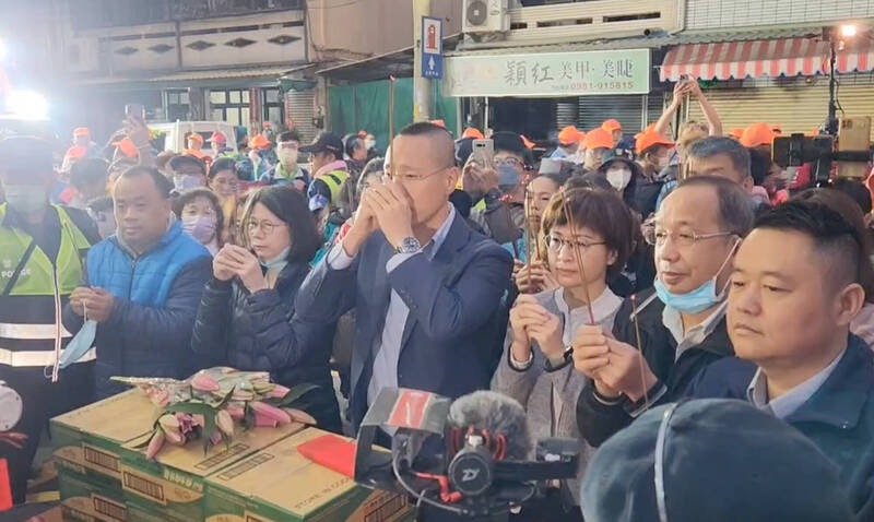 維力食品擺脫蘇丹紅疑雲，公司高層舉香祈求白沙屯媽祖到來。（民眾提供）