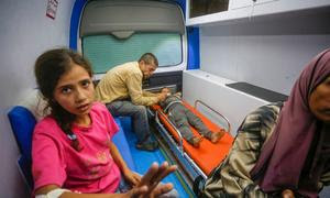 Un niño recibe tratamiento por sus heridas y quemaduras tras un ataque aéreo israelí en el patio del hospital Al Aqsa de Gaza, donde se ha refugiado la población.