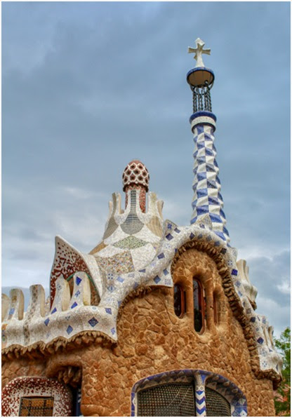 Detalhes dos mosaicos do Parquel Güell, em Barcelona, na Espanha: uma das construções de Gaudí mais famosas do mundo | Fotos: Michael Giugliano e Nektarua Kleopoulos (Pexels)