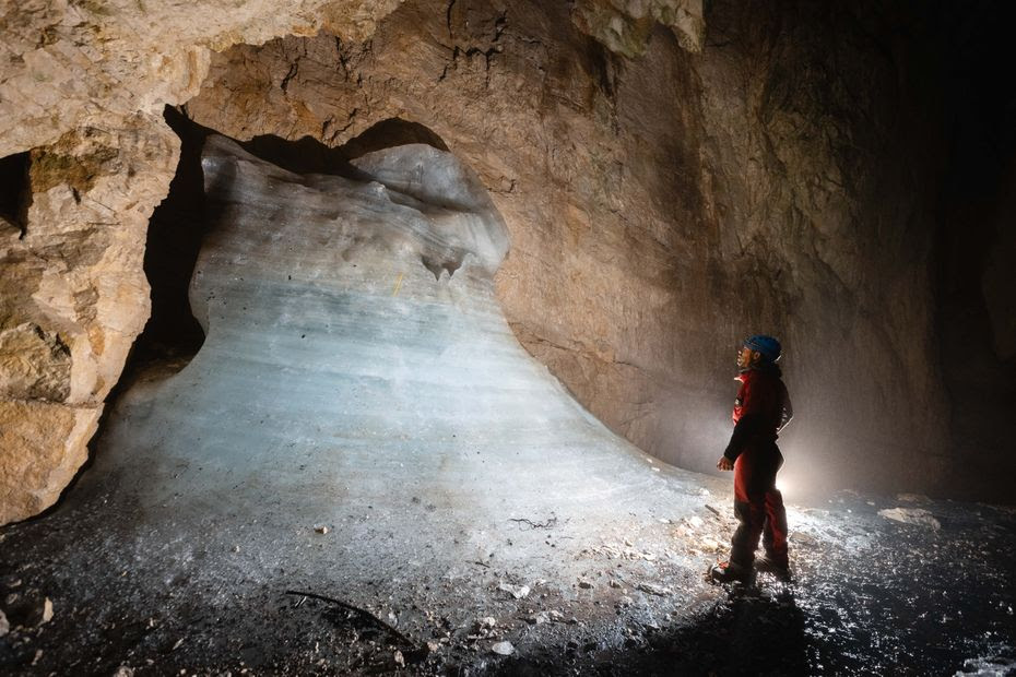 PHOTOS. Il photographie les glaciers des Alpes pour 'mettre en avant la fragilité de ces espaces qui sont en train de disparaître'