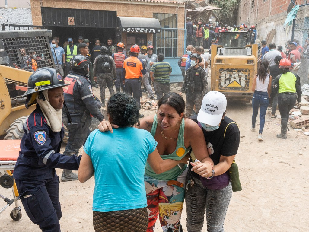 Familiares de los fallecidos lloran al saber que los suyos murieron en la explosión