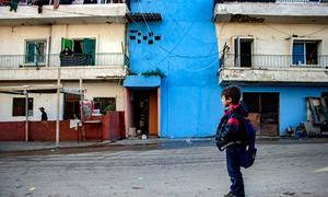 Un niño camina por un barrio de Trípoli, capital de Libia.