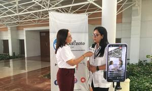 Gina emite una entrevista en directo con un inmigrante venezolano.
