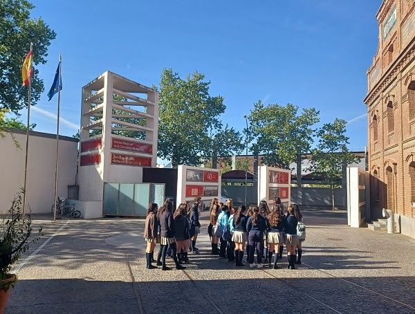 grupo de escolares visitando el edificio de El Águila