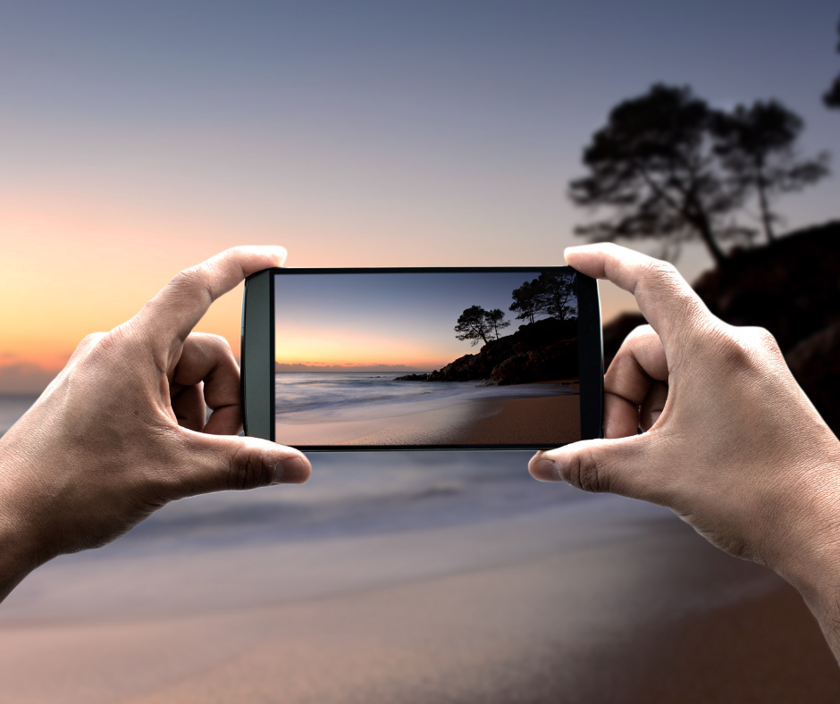 スマートフォンを横にして海岸を撮影している様子