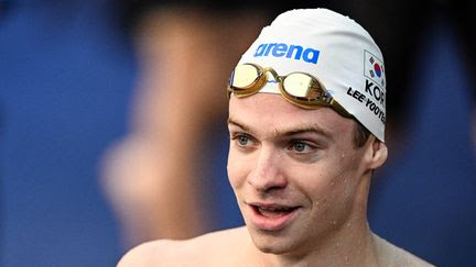 Coupe du monde de natation : Léon Marchand remporte le 100 m 4 nages et fait voler en éclats le record d'Europe