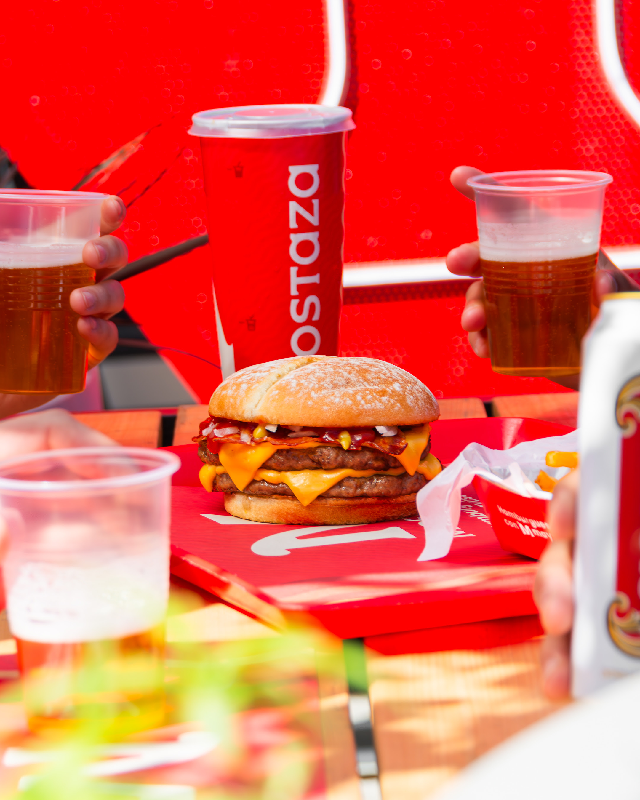 Cerveza con hamburguesas Mostaza