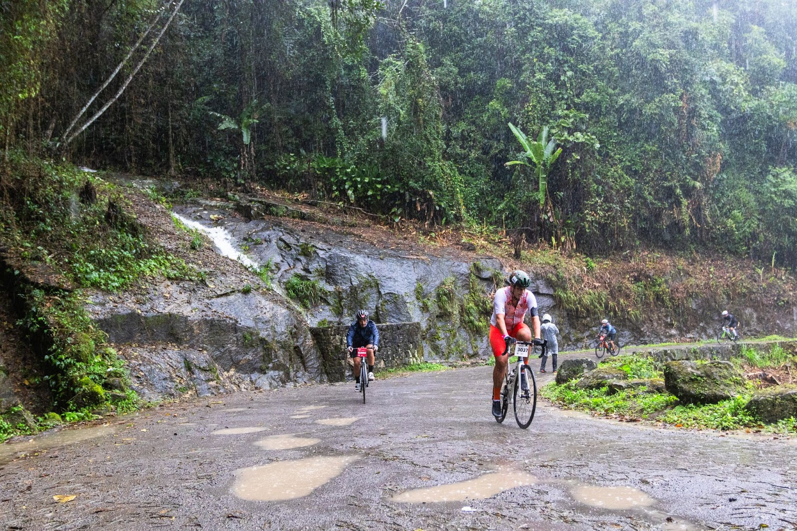 Chuva e percurso exigente na Serra do Piloto desafiaram os atletas no TRITON 3 RJ