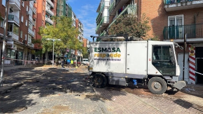 Sucesos.- La avería en una tubería en Alcorcón deja sin agua ni luz a varias calles del municipio