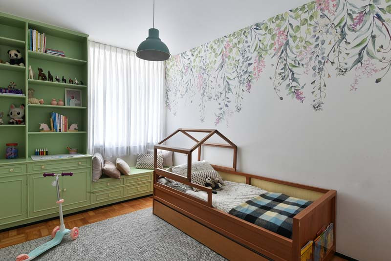 Alocada próxima da parede, a cama libera mais espaço para a circulação e os momentos de brincadeiras da menina | Foto: Sidney Doll