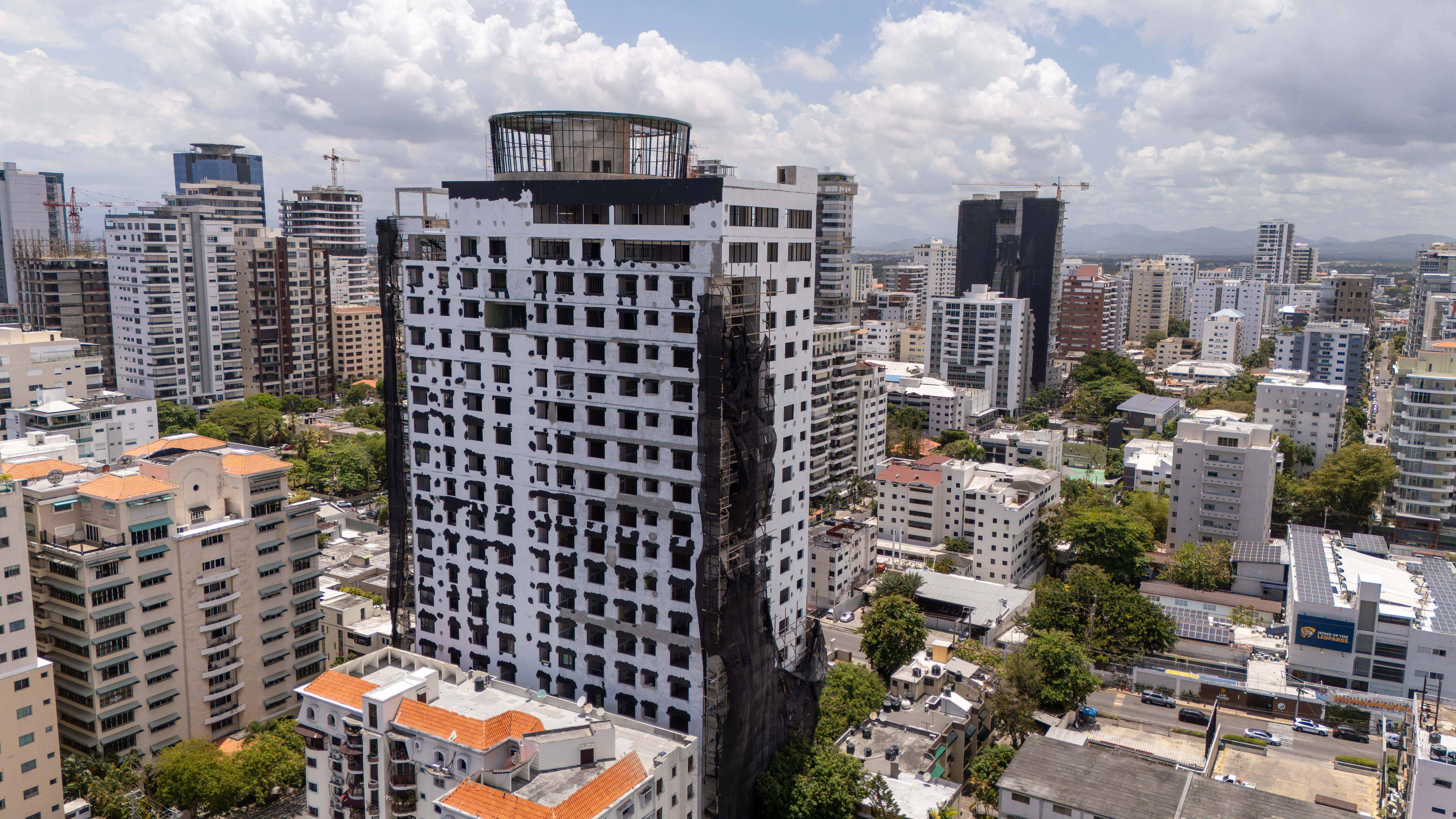 Imagen de la construcción del Everest Suites, un condominio tipo hotel de la cadena Whyndham Hotels & Resorts, próximo a la avenida Abraham Lincoln.