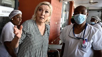 'On est oubliés' : à Mayotte, Marine Le Pen face au désarroi du personnel soignant