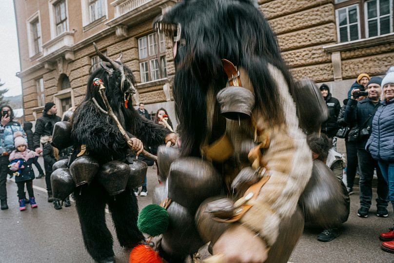 Máscaras animales y trajes de piel en el Festival Surva de Bulgaria.