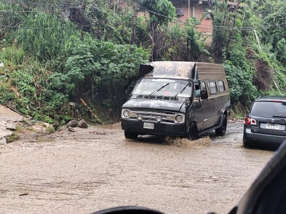 Vecinos de El Junquito denuncian que la vialidad colapsa “cada vez que llueve” por falta de mantenimiento