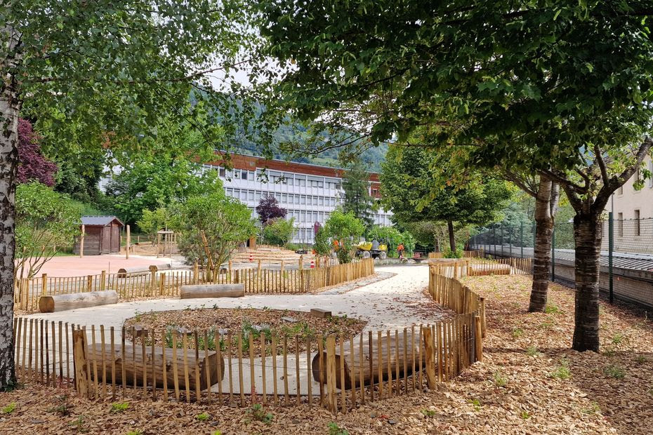 'On ne voulait plus de tout ce goudron' : une cour de récréation 'végétalisée et pédagogique' inaugurée en Savoie