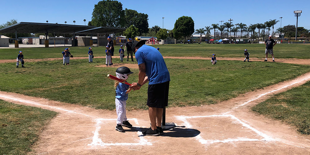 Teeball player getting ready to hit the ball