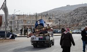 Las familias regresan a Siria desde Turquía por el cruce de Bab al-Hawa.