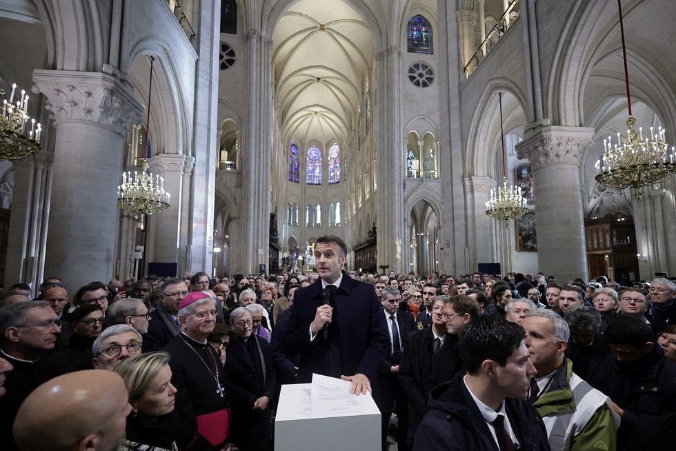 El presidente francés, Emmanuel Macron, pronuncia un discurso durante una visita a la Catedral de Notre-Dame en París, Francia, el 29 de noviembre de 2024.