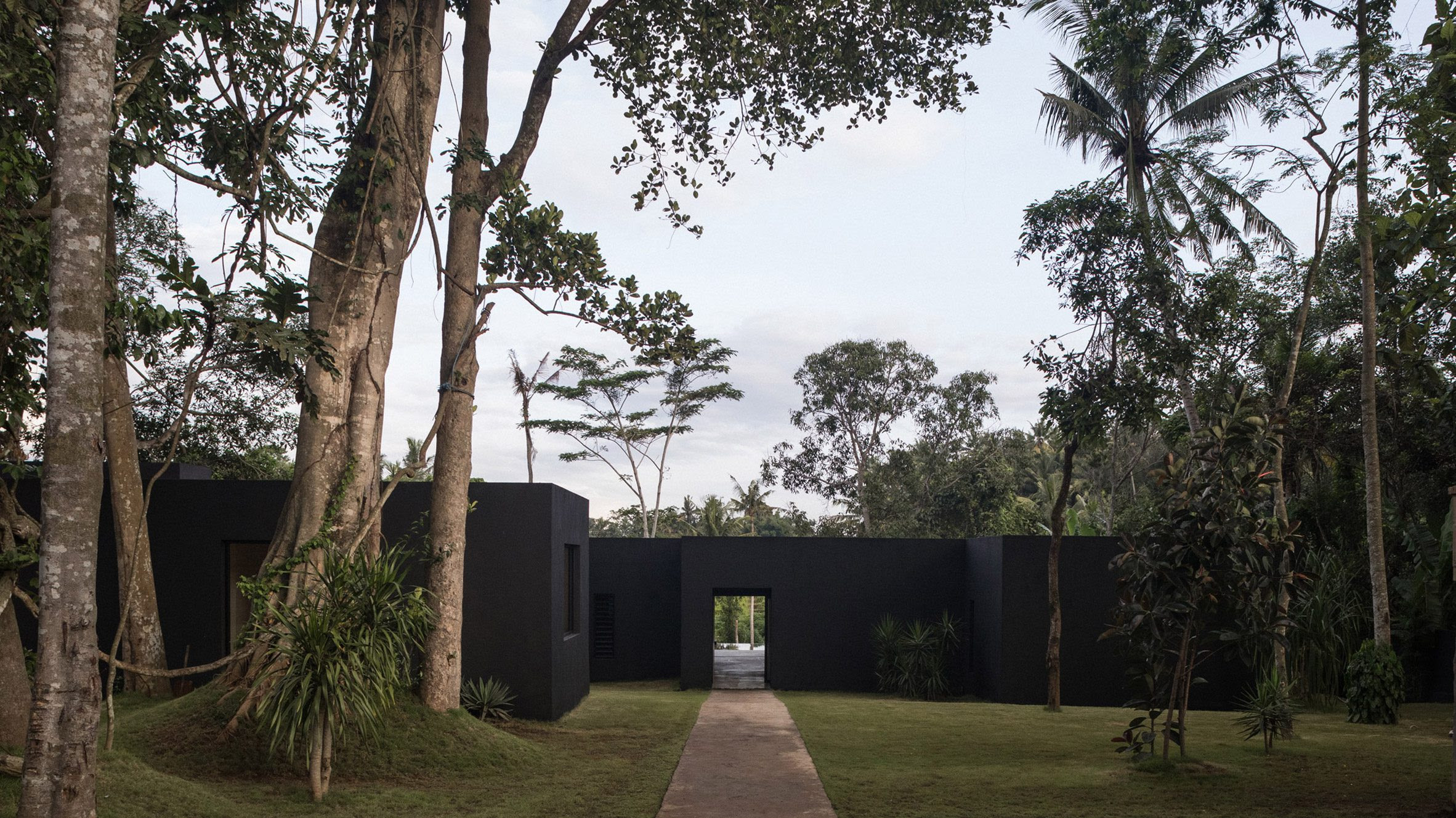 La Casa Jahten, diseñada por el estudio Senyum Design, está ubicada en el pintoresco pueblo costero de Kedungu en Bali, Indonesia.