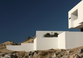 El estudio ha diseñado una casa escultural que destaca por sus formas blancas y un voladizo pronunciado que homenajea tanto el cielo como el océano.