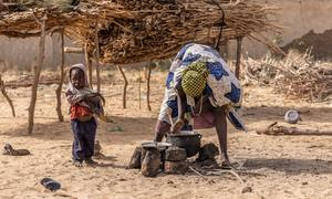 Un niño y su madre huyen de la violencia en Niger.