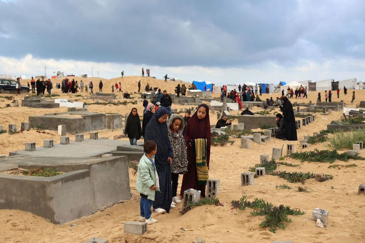 Palestinians visit the graves of loved one at the start of the Eid al-Fitr. (AFP via Getty Images)