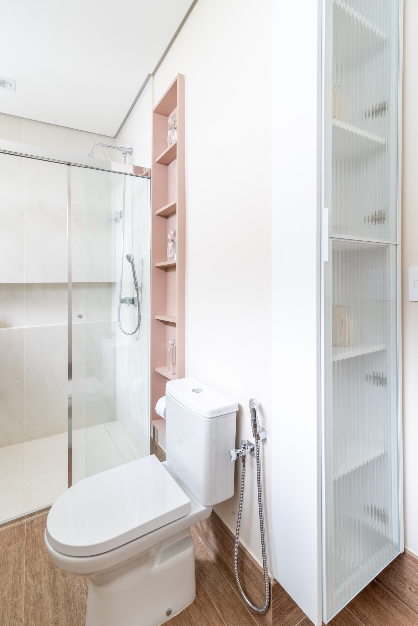 A ducha higiênica é compacta e versátil, ideal para ambientes enxutos, como este banheiro. Deve estar localizada sempre pertinho do vaso sanitário, simplificando o uso | Projeto Isabella Nalon Arquitetura | Foto: Julia Herman 