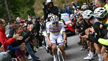 Cyclisme : Tadej Pogacar remporte le Tour de Lombardie pour la quatrième année de suite, sa 25e victoire de la saison