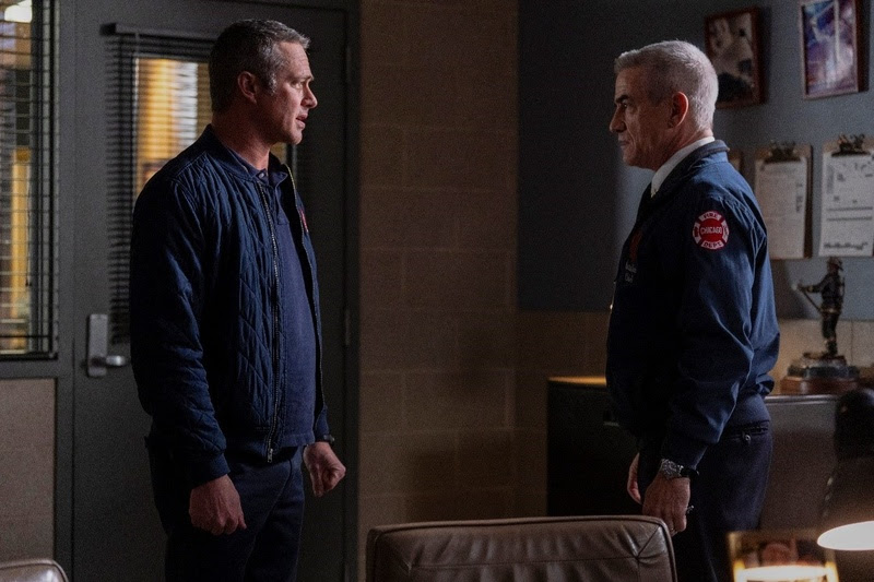 Kelly Severide (Taylor Kinney) e Chefe Dom Pascal (Dermot Mulroney) em cena de CHICAGO FIRE