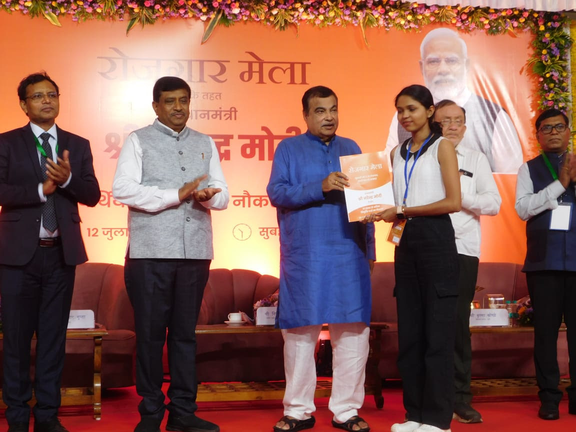 Rajgar5SDFG प्रधानमंत्री ने 47 स्थानों पर 16वें रोजगार मेले का उद्घाटन किया; देशभर में 51,000 से अधिक नियुक्ति पत्र वितरित किए गए