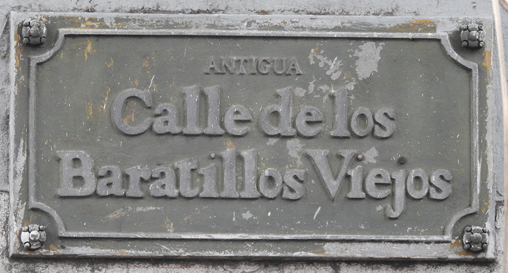 "Hacia la Independencia, esta calle se encontraba en la periferia misma de la ciudad, más allá de la plazuela de Santa Ana, siendo por ello uno de los sitios originales para la venta de comerciantes de ocasión, ropavejeros y vendedores de calzado".