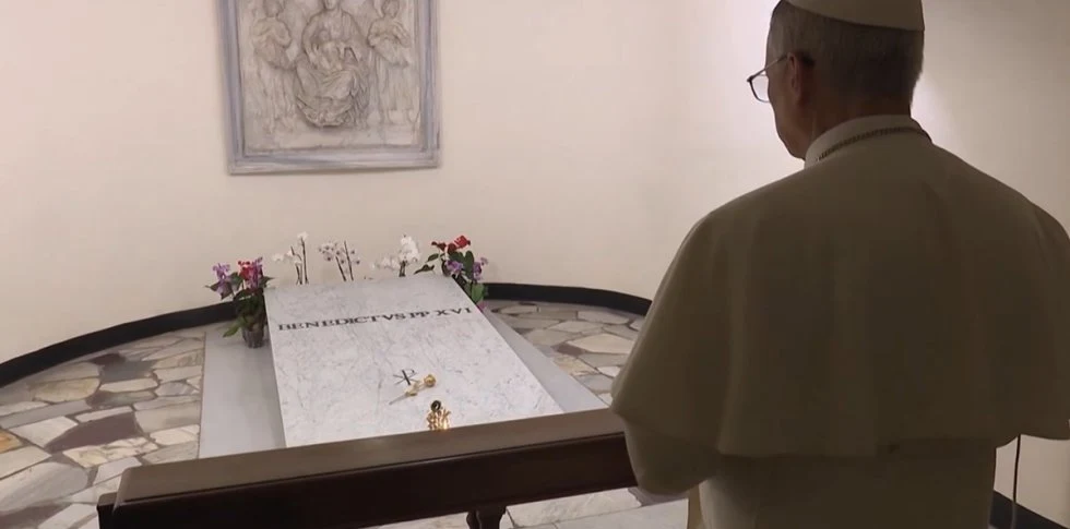 León, ante la tumba de Benedicto XVI.
