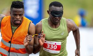 Guillaume Junior Atangana, velocista con discapacidad visual, y su guía Donard Ndim Nyamjua, competirán en los Juegos Paralímpicos de 2024 en París.