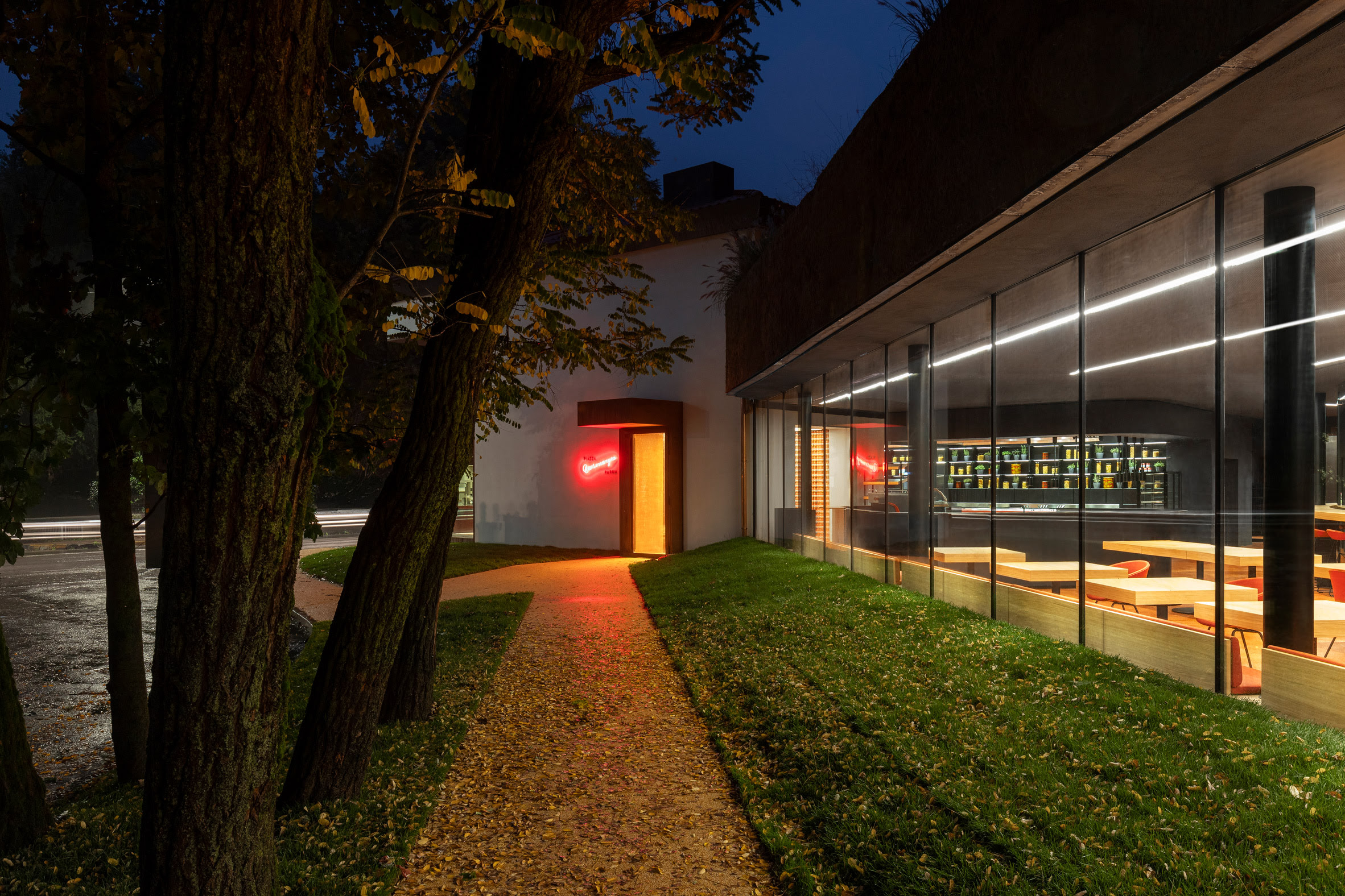 El restaurante Quisimangia se sitúa en Parma, Italia, bajo un proyecto diseñado por el estudio Carlo Ratti Associati (CRA).