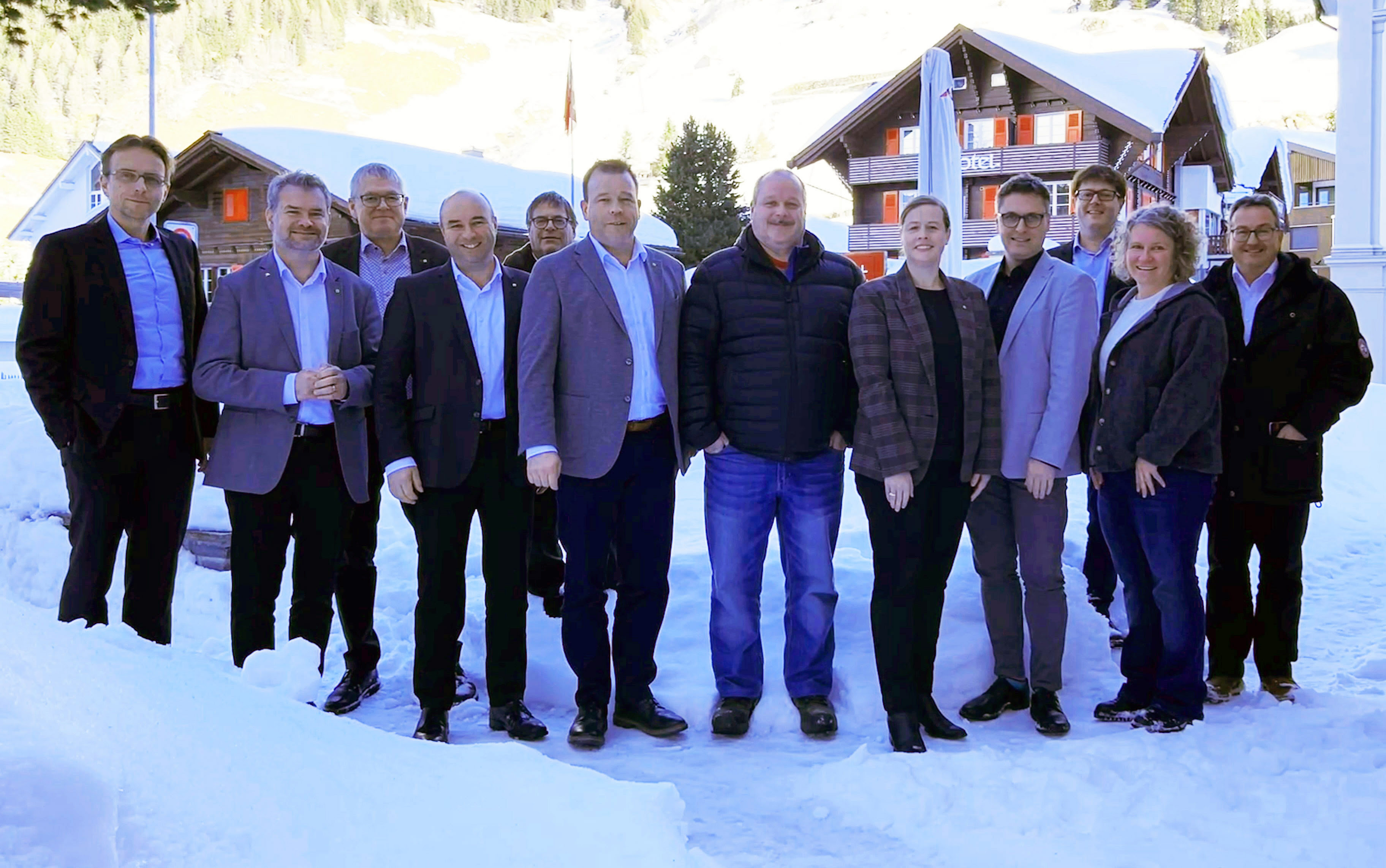 Gruppenbild des Regierungsrats mit der Delegation des Gemeinderats Andermatt anlässlich des Treffens in Andermatt.