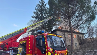 Sucesos.- Controlado un incendio sin heridos que deja al borde del colapso la cubierta de una vivienda de Alpedrete