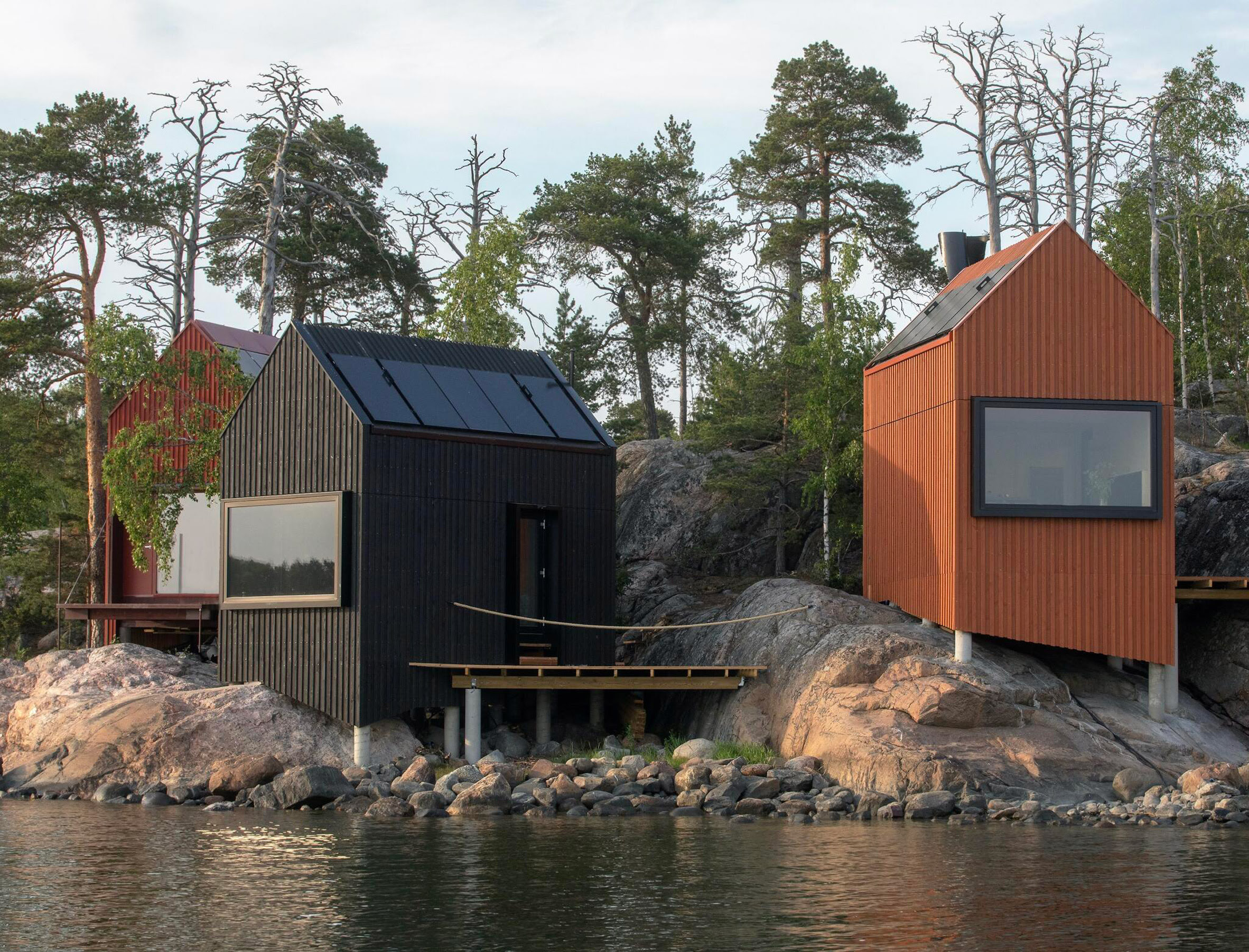 El estudio Littow Architectes ha diseñado Majamaja Off-Grid Village, un conjunto de cabañas en el archipiélago de Helsinki (Finlandia).