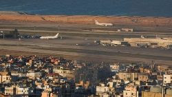 L'area colpita da un attacco israeliano vicino all'aeroporto di Beirut