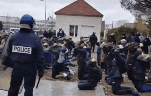 Lyceens a genoux a Mantes la Jolie manifestation un an apres contre l humiliation