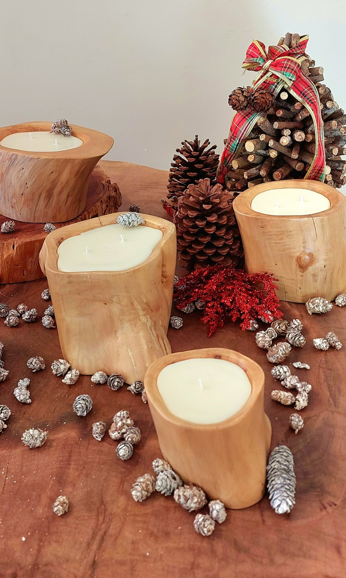 Falando em mesa de Natal, não se pode esquecer das velas, que agregam charme a todo tipo de ambiente, além de estarem presentes nos rituais de fé e momentos de orações. As velas aromáticas Da Mata são naturais, livres de parafina, feitas a mão utilizando um blend de ceras vegetais (coco, palma e arroz), com aroma de folhas e flores e moldadas em troncos que já encerraram seu ciclo na natureza / Divulgação