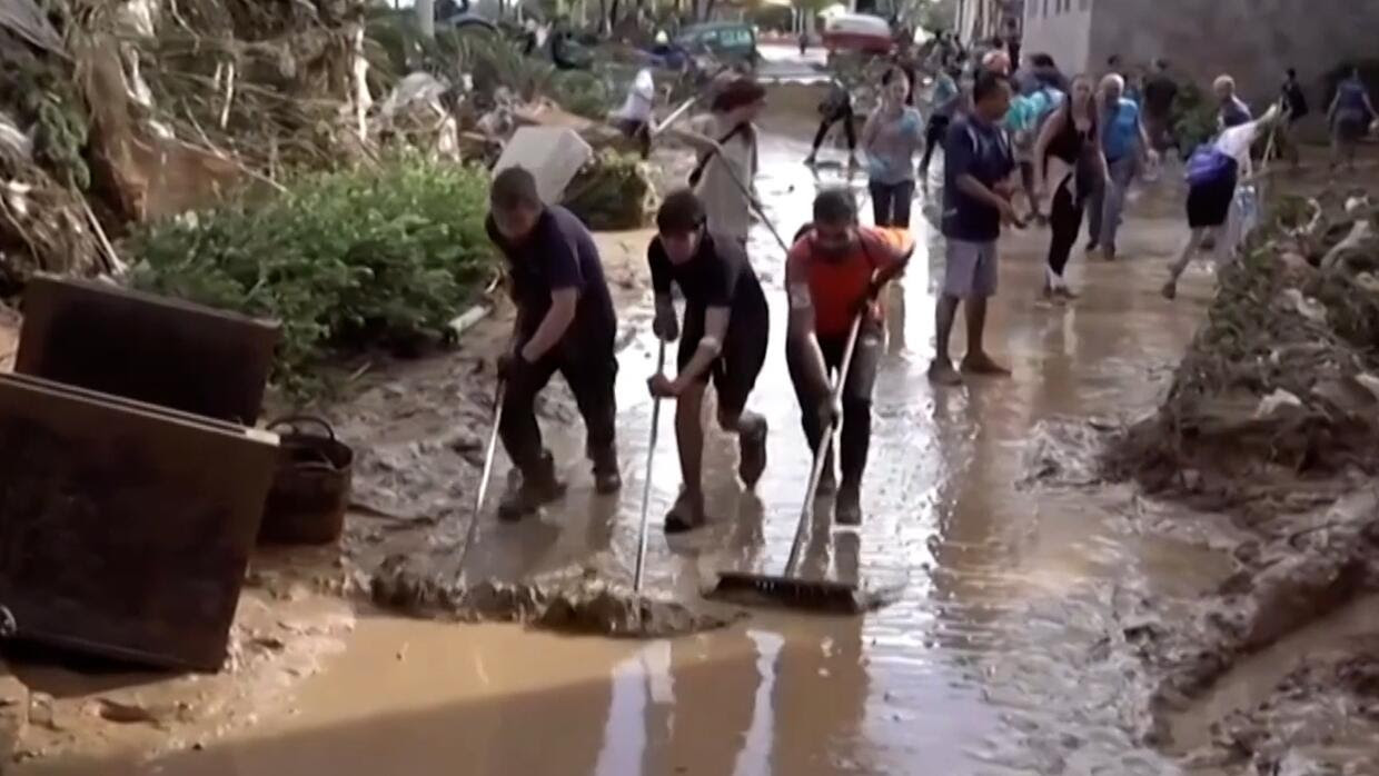 Miles de voluntarios prestan su ayuda tras las catastróficas inundaciones en España