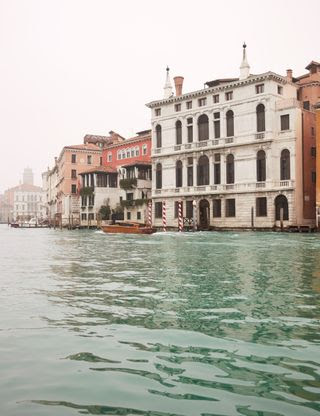La fachada del palacio que da al Gran Canal fue diseñada por Baldassare Longhena alrededor de 1630.