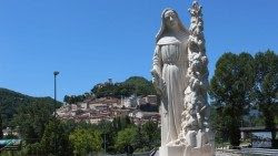 La statua di Santa Rita in prossimità di Cascia